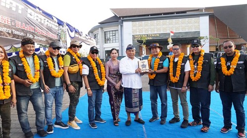 Bupati Jembrana I Nengah Tamba memperkenalkan tenun cagcag khas Jembrana kepada seluruh Komunitas Jeep Wrangler Community Indonesia (JKONE) di Sentra Tenun Jembraba, Kamis (28/9/2023).