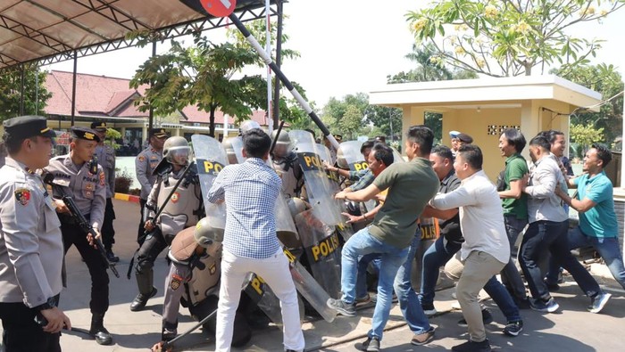 Simulasi pengamanan pemilu 2024 di Polres Indramayu