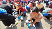 Setelah itu lakukan tepukan pada bahu pasien untuk memeriksa apakah orang tersebut masih memberikan respons atau tidak. Jika tidak memberikan respons, segera hubungi tenaga medis atau ambulans dan lakukan BHD selagi menunggu bantuan. Foto: DetikHealth/Averus Al Kautsar