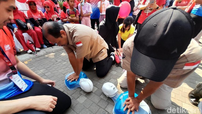 Sosialisasi Bantuan Hidup Dasar (BHD) dalam acara Indonesia Heart Walk 2023