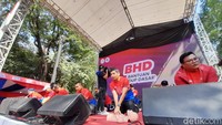 Acara Indonesia Heart Walk 2023 yang diselenggarakan oleh PERKI dan YJI pada Kamis (28/9/2023) berjalan meriah. Para peserta nampak antusias untuk mengikuti acara jalan sehat, kemudian juga dimeriahkan oleh penampilan grup RAN. Foto: DetikHealth/Averus Al Kautsar