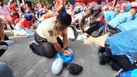 Dokter spesialis jantung dr Rizki, SpJP yang melakukan instruksi pada peserta mengatakan ada beberapa hal yang perlu dilakukan sebelum melakukan BHD. Beberapa di antaranya adalah mengamankan lingkungan dan pasien henti jantung. Foto: DetikHealth/Averus Al Kautsar
