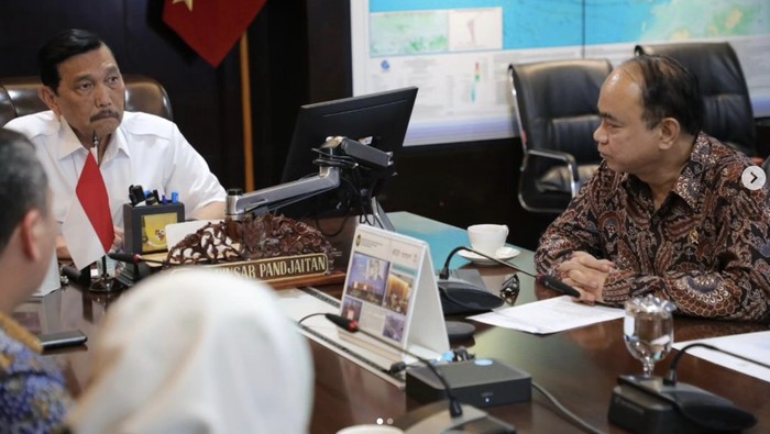 Menteri Koordinator Bidang Kemaritiman dan Investasi (Menko Marves) Luhut Binsar Pandjaitan rapat dengan Menteri Komunikasi dan Informatika (Menkominfo) Budi Arie Setiadi membahas soal perizinan Starlink di Indonesia.
