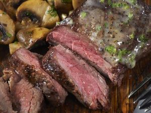 Bikin Geram! Ibu Ini Beri Makan Steak Bayinya yang Berusia 6 Bulan