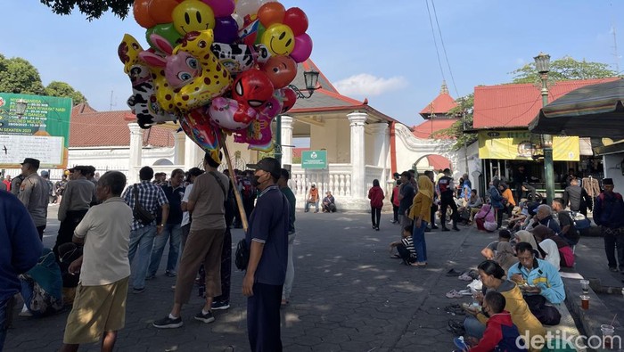 Suasana di kawasan Masjid Gedhe, Kauman, Kota Jogja, jelang Garebeg Mulud Keraton Jogja, Kamis (28/9/2023).