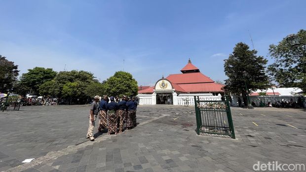 Suasana di kompleks Masjid Gedhe, Kauman, Kota Jogja, jelang Garebeg Mulud, Kamis (28/9/2023).