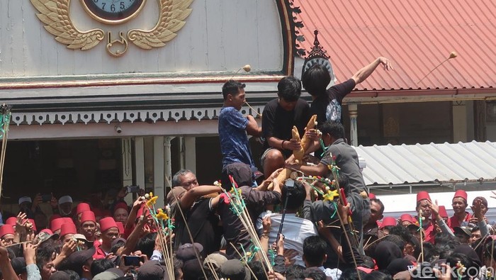 Suasana Garebeg Mulud Keraton Jogja di halaman Masjid Gedhe Kauman, Kamis (28/9/2023).