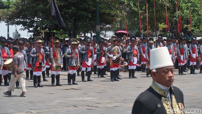 Suasana Garebeg Mulud Keraton Jogja di halaman Masjid Gedhe Kauman, Kamis (28/9/2023).
