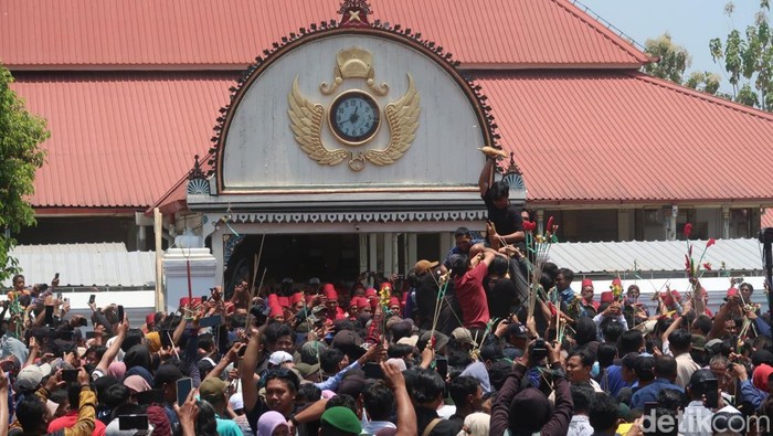Suasana Garebeg Mulud Keraton Jogja di halaman Masjid Gedhe Kauman, Kamis (28/9/2023).