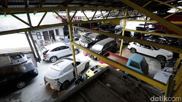Supercar.id merupakan bengkel spesialis mobil super yang berlokasi di Ciputat, Tangerang Selatan. Bengkel ini dipenggawai oleh Resha Ahadiat.