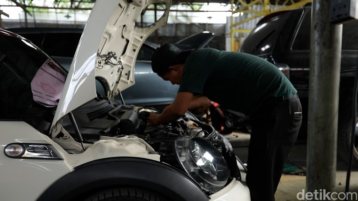 Supercar.id merupakan bengkel spesialis mobil super yang berlokasi di Ciputat, Tangerang Selatan. Bengkel ini dipenggawai oleh Resha Ahadiat.