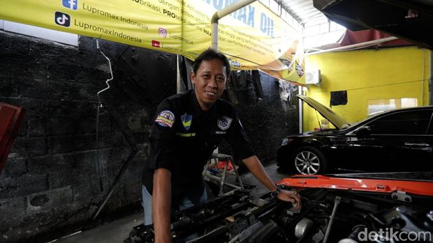 Supercar.id merupakan bengkel spesialis mobil super yang berlokasi di Ciputat, Tangerang Selatan. Bengkel ini dipenggawai oleh Resha Ahadiat.