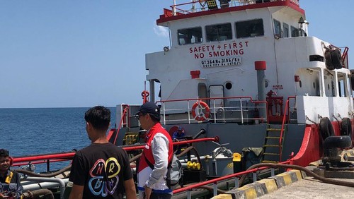 Kapal pengangkut BBM tiba di Rote Ndao, Kamis (28/9/2023).