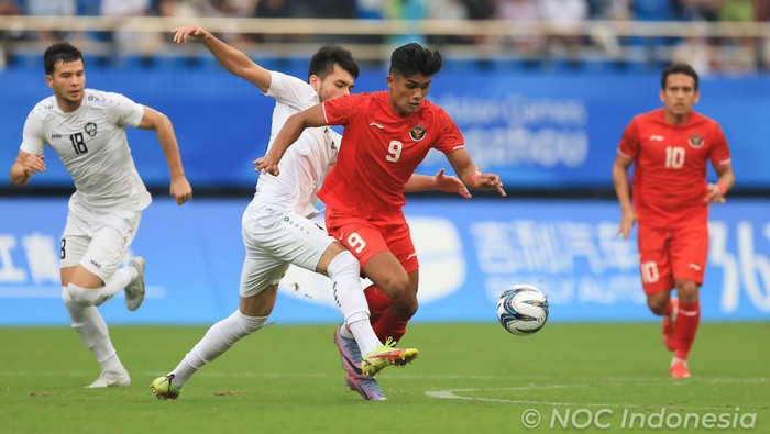 Aksi Ramadhan Sananta melawan Uzbekistan di babak 16 besar Asian Games.