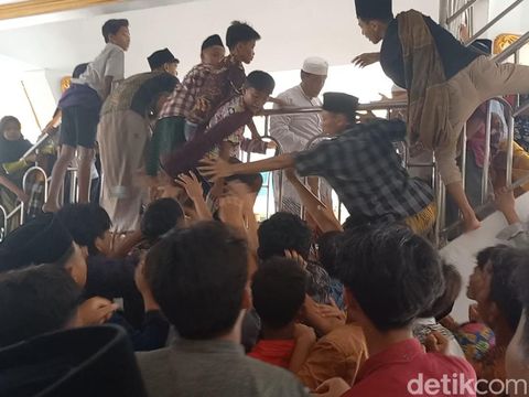Perayaan Maulid Nabi Muhammad SAW digelar di Masjid Agung Sampang. Dalam perayaan ini ada tradisi lempar uang.