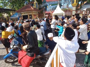 Tradisi Lempar Uang Isi Perayaan Maulid Nabi 2023 di Sampang