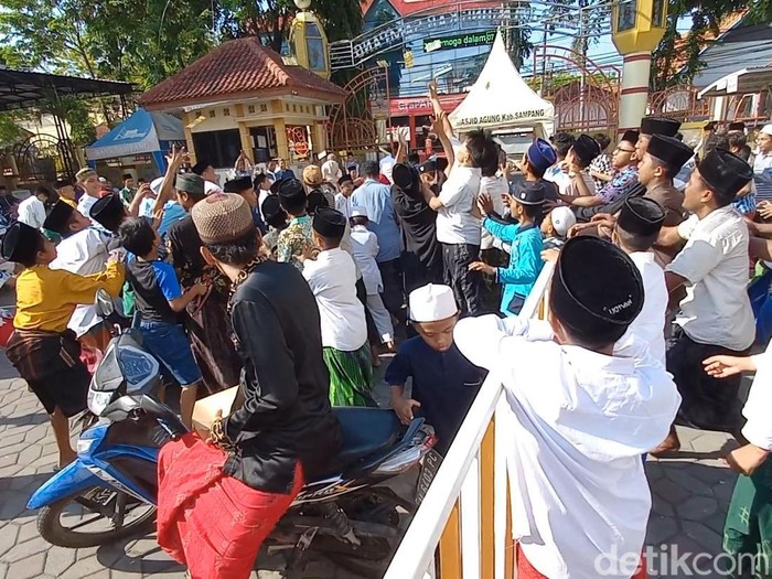 Perayaan Maulid Nabi Muhammad SAW digelar di Masjid Agung Sampang. Dalam perayaan ini ada tradisi lempar uang.