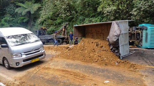 Truk pengangkut tanah bernomor polisi DK 9362 PE terguling di Jalan Raya Singaraja - Denpasar, Desa Pancasari, Kecamatan Sukasada, Kabupaten Buleleng, Bali Kamis (28/9/2023).