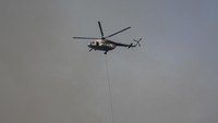 Helikopter MI-17 milik BNPB melakukan pemadaman dari udara (water boombing) di Kelurahan Kameloh Baru, Palangka Raya. 