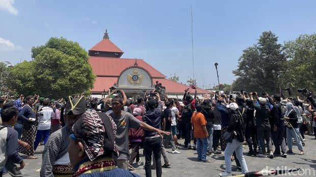 Warga berebut gunungan Garebeg Mulud Keraton Jogja di halaman Masjid Gedhe Kauman, Kota Jogja, Kamis (28/9/2023).