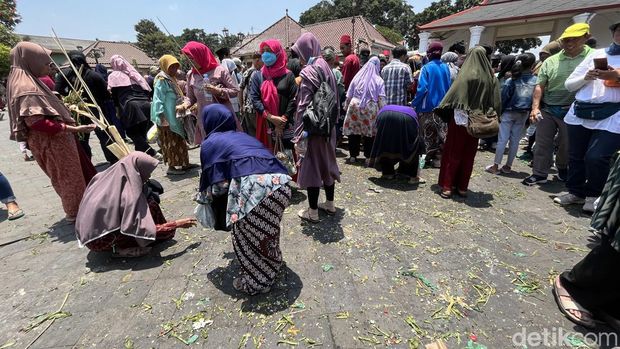 Warga mengais sisa gunungan Garebeg Mulud Keraton Jogja di halaman Masjid Gedhe, Kauman, Kota Jogja, Kamis (28/9/2023).