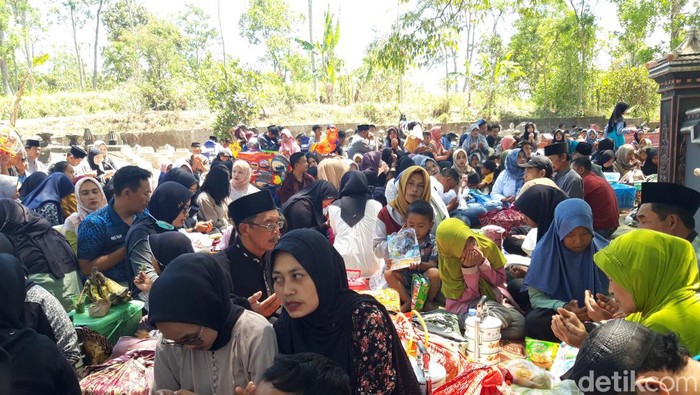 Warga mengikuti tradisi Sadranan di Dukuh Mlambong, Desa Sruni, Kecamatan Musuk, Kabupaten Boyolali, Kamis (28/9/2023).