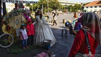 Selain itu, libur Nasional peringatan Maulid Nabi Muhammad SAW, dimanfaatkan oleh warga mengajak keluarganya mengunjungi Kota Tua untuk mengenalkan sejarah masa lampau.  