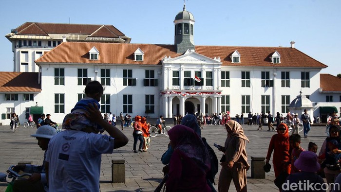 Warga berwisata di kawasan Kota Tua, Jakarta Barat, Kamis (28/9/2023) bertepatan dengan hari libur Maulid Nabi Muhammad.