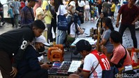 Beragam atraksi wisata ditemui di sini seperti persewaan sepeda wisata, berkunjung ke museum dan situs bersejarah hingga berfoto bersama seniman jalanan. Juga yang tidak ketinggalan banyak yang menjual pernak-pernik hingga makanan serta minuman. 