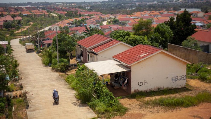 Sejumlah pekerja menyelesaikan perbaikan rumah tapak yang dijadikan Hunian Sementara (Huntara) warga Pulau Rempang terdampak relokasi di Perumahan Bida tiga, Sambau Nongsa, Batam, Kepulauan Riau, Kamis (28/9/2023). Badan Pengusahaan Batam (BP Batam) mempersiapkan rumah tapak, rusun, dan ruko untuk Huntara warga yang terdampak relokasi Proyek Strategis Nasional (PSN) Rempang Eco-City Pulau Rempang tahap pertama dan memberikan uang saku sebesar Rp1,2 juta per orang serta sewa rumah sebesar Rp1,2 juta per bulan selama masa tunggu rencana pembangunan hunian baru. ANTARA FOTO/Teguh Prihatna/YU