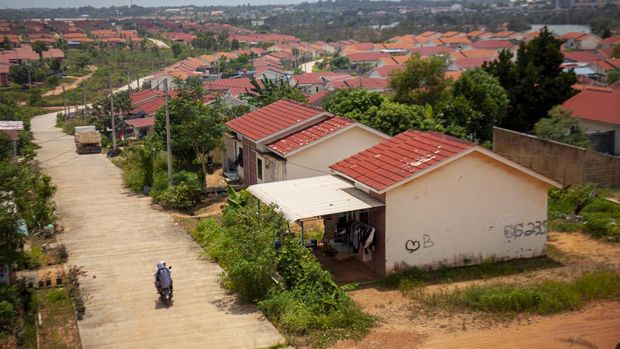 Sejumlah pekerja menyelesaikan perbaikan rumah tapak yang dijadikan Hunian Sementara (Huntara) warga Pulau Rempang terdampak relokasi di Perumahan Bida tiga, Sambau Nongsa, Batam, Kepulauan Riau, Kamis (28/9/2023). Badan Pengusahaan Batam (BP Batam) mempersiapkan rumah tapak, rusun, dan ruko untuk Huntara warga yang terdampak relokasi Proyek Strategis Nasional (PSN) Rempang Eco-City Pulau Rempang tahap pertama dan memberikan uang saku sebesar Rp1,2 juta per orang serta sewa rumah sebesar Rp1,2 juta per bulan selama masa tunggu rencana pembangunan hunian baru. ANTARA FOTO/Teguh Prihatna/YU