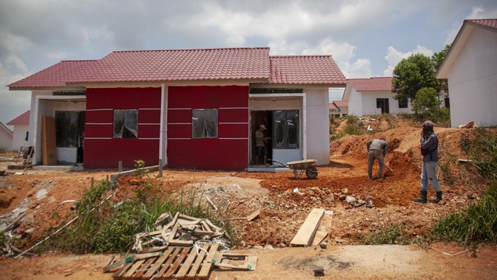 Wujud Hunian Sementara untuk Warga Pulau Rempang Terdampak Relokasi Sejumlah pekerja menyelesaikan perbaikan rumah tapak yang dijadikan Hunian Sementara (Huntara) warga Pulau Rempang terdampak relokasi di Perumahan Bida tiga, Sambau Nongsa, Batam, Kepulauan Riau, Kamis (28/9/2023). Badan Pengusahaan Batam (BP Batam) mempersiapkan rumah tapak, rusun, dan ruko untuk Huntara warga yang terdampak relokasi Proyek Strategis Nasional (PSN) Rempang Eco-City Pulau Rempang tahap pertama dan memberikan uang saku sebesar Rp1,2 juta per orang serta sewa rumah sebesar Rp1,2 juta per bulan selama masa tunggu rencana pembangunan hunian baru. ANTARA FOTO/Teguh Prihatna/YU