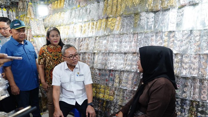 Tinjau Pusat Grosir Kosmetik di Jakbar, Zulhas Dicurhati Pedagang Omzet Anjlok
