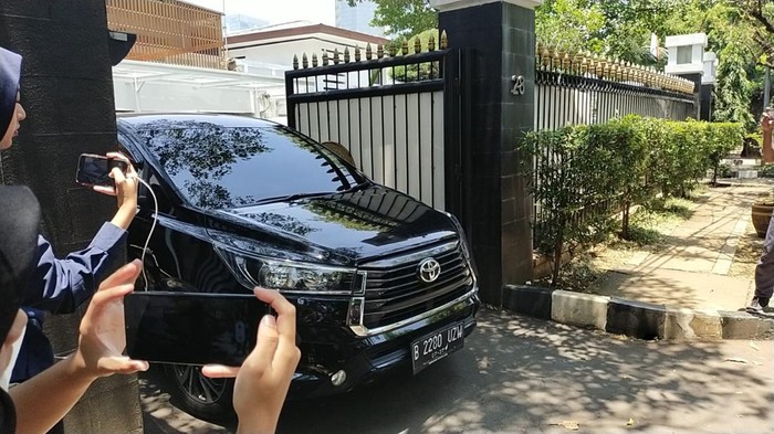 7 mobil hitam keluar dari rumah dinas Mentan SYL