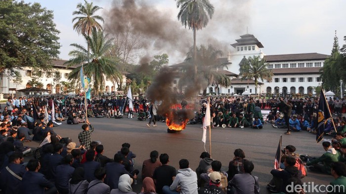 Aksi mahasiswa di depan Gedung Sate Bandung.