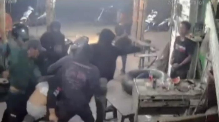 Aksi pengeroyokan pemuda di Kabupaten Limapuluh Kota, Sumbar. (Istimewa)