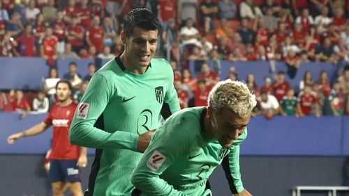 Soccer Football - LaLiga - Osasuna v Atletico Madrid - El Sadar Stadium, Pamplona, Spain - September 28, 2023 Atletico Madrids Antoine Griezmann celebrates scoring their first goal with Alvaro Morata REUTERS/Vincent West