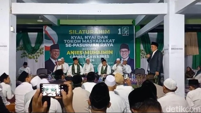 Dari Banyuwangi dan Jember, Anies Baswedan dan Muhaimin Iskandar (Anies-Cak Imin) melanjutkan safari politik ke Pasuruan. Di Pasuruan, mereka bersilaturahmi ke Pondok Pesantren Terpadu (PPT) Al Yasini, di Dusun Areng-Areng, Desa Sambisirah, Kecamatan Kraton, Kabupaten Pasuruan.
