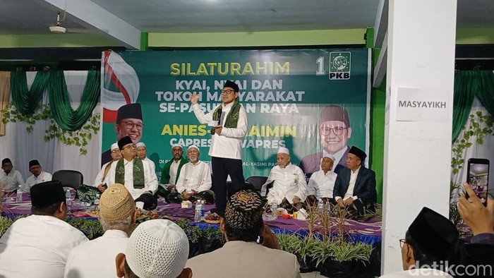 Dari Banyuwangi dan Jember, Anies Baswedan dan Muhaimin Iskandar (Anies-Cak Imin) melanjutkan safari politik ke Pasuruan. Di Pasuruan, mereka bersilaturahmi ke Pondok Pesantren Terpadu (PPT) Al Yasini, di Dusun Areng-Areng, Desa Sambisirah, Kecamatan Kraton, Kabupaten Pasuruan.