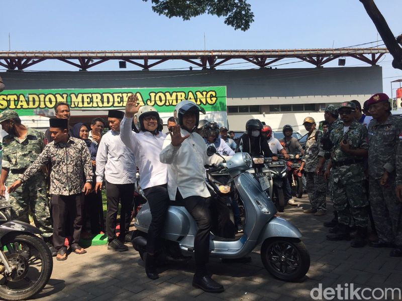 Anies dan Cak Imin berboncengan vespa saat hendak ke Deanyar, Jawa Timur (Tiara Aliya/detikcom)