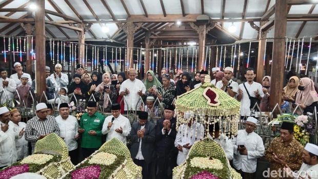 Bacapres Anies Baswedan ziarah ke makam Sunan Maulana Malik Ibrahim di Gresik. Ziarah tersebut bertepatan dengan Haul Sunan Gresik.
