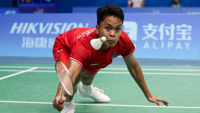 Anthony Ginting vs Jeon Hyeok-jin berlangsung di Binjiang Gymnasium, Hangzhou, Jumat (29/9/2023) sore WIB. Anthony menang dengan skor 21-15, 21-17.