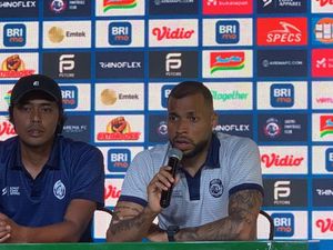 Arema FC Vs PSS Sleman: Gustavo Rindu Suporter