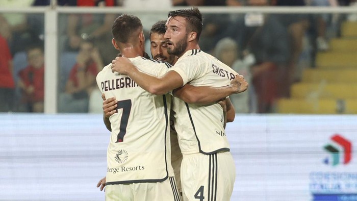 Romas Bryan Cristante, right, celebrates scoring with teammates during the Serie A soccer match between Genoa and Roma at Luigi Ferraris stadium in Genoa, Italy, Thursday Sept. 28, 2023. (Tano Pecoraro/LaPresse via AP)