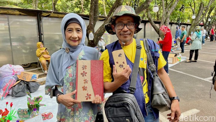 Asti dan sang suami menunjukkan hasil karyanya.