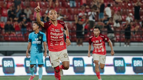 Selebrasi Novri Setiawan setelah mencetak gol ke gawang Persikabo 1973 di Gianyar, Jumat malam (29/9/2023).