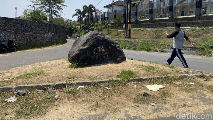 Batu hitam misterius di Sukabumi.