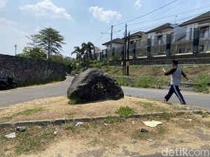 Batu Hitam di Sukabumi dengan Mitos Ular Besar Tanpa Kepala