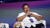 Tak hanya di darat, transportasi udara juga tak lepas dari berbagai inovasi, salah satunya dilakukan oleh Lion Air Group. Salah satu maskapai besar di tanah air itu baru saja meluncurkan kulit jok baru yang dibuat oleh UMKM lokal. Menurut Presiden Direktur Lion Air Group Daniel Putut Kuncoro Adi selama ini kulit jok pesawat menjadi salah satu komponen yang sulit didapatkan. Maka dari itu, pihaknya menginisiasi industri lokal untuk memproduksi produk tersebut.  