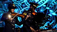 Band beranggotakan banyak member ini menampilkan aksi yang spektakuler membawakan lagu-lagu populer dengan alat musik seperti biola. (Foto: Andhika Prasetia/detikcom)